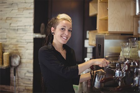 food and beverage service uniform - Portrait of waitress using the coffee machine in cafe Stock Photo - Premium Royalty-Free, Code: 6109-08944148