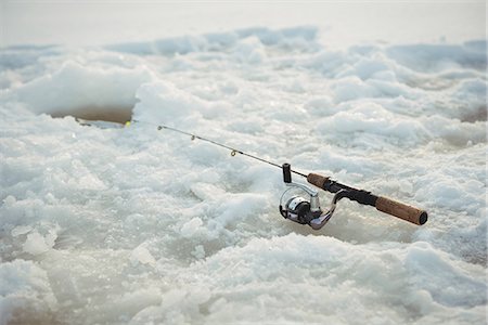drilling (activity) - Fishing rod around ice hole in snow Foto de stock - Sin royalties Premium, Código: 6109-08944823
