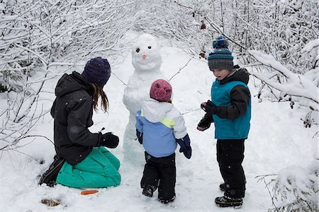 simsearch:649-07437959,k - Mother with children making snowman on snowy day Foto de stock - Sin royalties Premium, Código: 6109-08945294