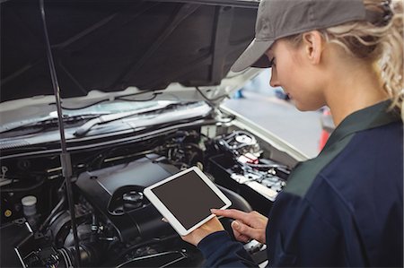 Female mechanic using digital tablet Photographie de stock - Premium Libres de Droits, Code: 6109-08952649