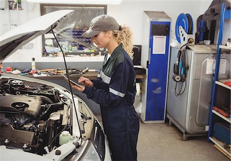 Female mechanic using digital tablet Stock Photo - Premium Royalty-Free, Code: 6109-08952650