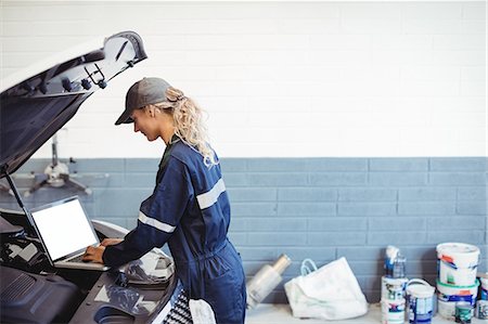 Female mechanic using laptop Stock Photo - Premium Royalty-Free, Code: 6109-08952715