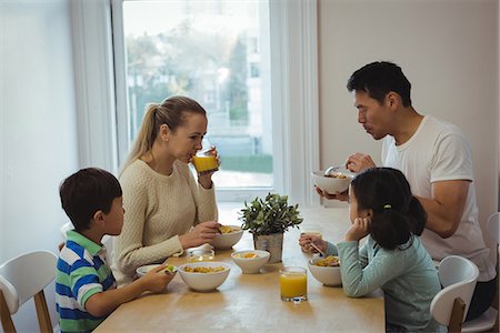 simsearch:400-05119279,k - Family having meal on dining table at home Stock Photo - Premium Royalty-Free, Code: 6109-08953040