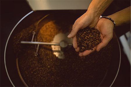 sack - Barista checking coffee beans in roasting machine in coffee shop Stock Photo - Premium Royalty-Free, Code: 6109-08953350