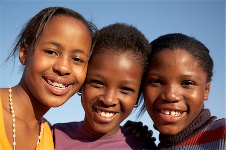 people in johannesburg - Three girls smiling, close-up Foto de stock - Sin royalties Premium, Código: 6110-07233626