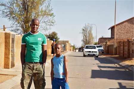 Father and son standing on street Foto de stock - Sin royalties Premium, Código: 6110-07233635