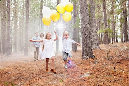 simsearch:649-07803505,k - Happy family with balloons in woods Stock Photo - Premium Royalty-Free, Code: 6113-06498075