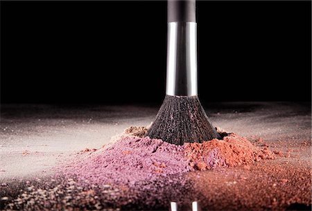 Makeup brush dipping into multicolor blush splatter Stock Photo - Premium Royalty-Free, Code: 6113-06498011