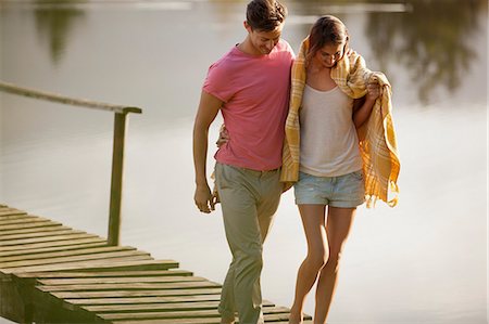 Couple walking on dock over lake Photographie de stock - Premium Libres de Droits, Code: 6113-06498476