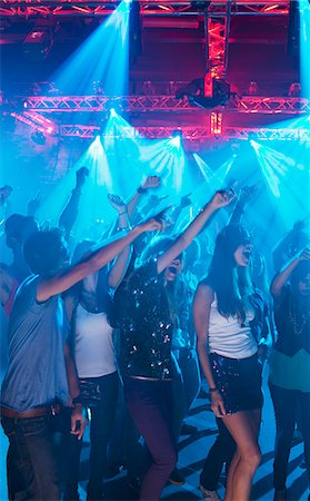 Crowd cheering with arms raised at concert Photographie de stock - Premium Libres de Droits, Code: 6113-06498627