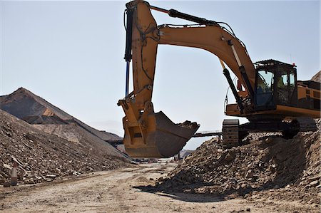 piles of work - Digger working in quarry Photographie de stock - Premium Libres de Droits, Code: 6113-06625856