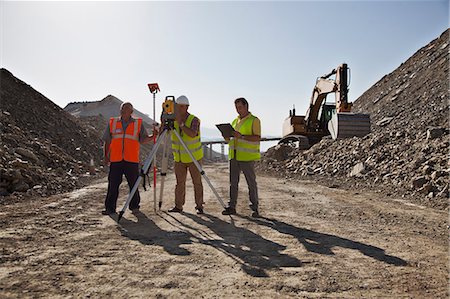 simsearch:6113-06625898,k - Workers using leveling machinery in quarry Photographie de stock - Premium Libres de Droits, Code: 6113-06625991