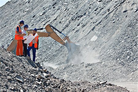 simsearch:6113-06625898,k - Workers and businessman talking in quarry Photographie de stock - Premium Libres de Droits, Code: 6113-06625908