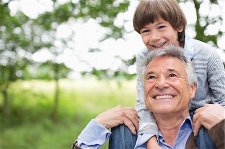 Man carrying grandson on his shoulders Foto de stock - Sin royalties Premium, Código: 6113-06626293