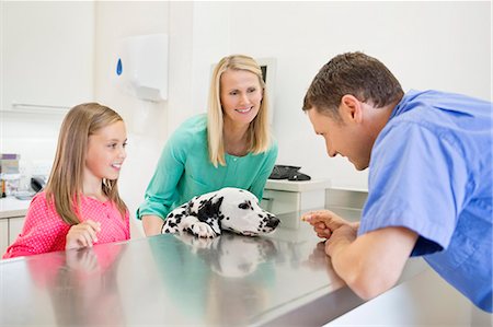 Veterinarian and owners examining dog in vet's surgery Photographie de stock - Premium Libres de Droits, Code: 6113-06626442