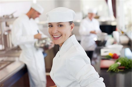 Chef smiling in restaurant kitchen Foto de stock - Sin royalties Premium, Código: 6113-06626537