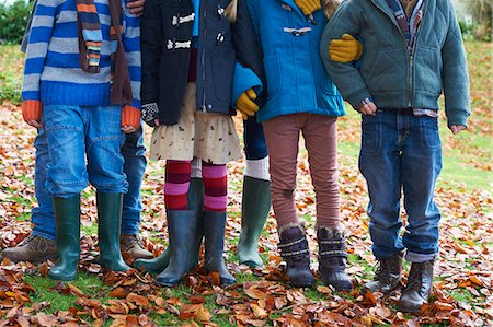 simsearch:6113-06720251,k - Children standing together in autumn leaves Foto de stock - Sin royalties Premium, Código: 6113-06626743