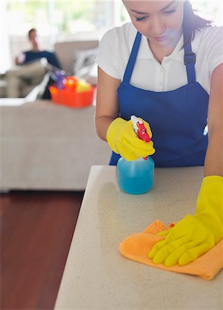 empleada - Maid cleaning kitchen counter Foto de stock - Sin royalties Premium, Código: 6113-06753313