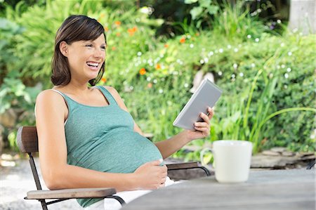 simsearch:6113-06753677,k - Pregnant woman using tablet computer Stock Photo - Premium Royalty-Free, Code: 6113-06753697