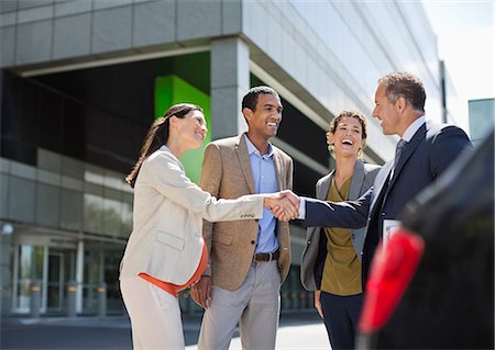 Business people shaking hands outdoors Photographie de stock - Premium Libres de Droits, Code: 6113-06753610