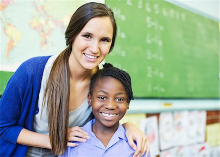 Student and teacher smiling in class Foto de stock - Sin royalties Premium, Código: 6113-06753874