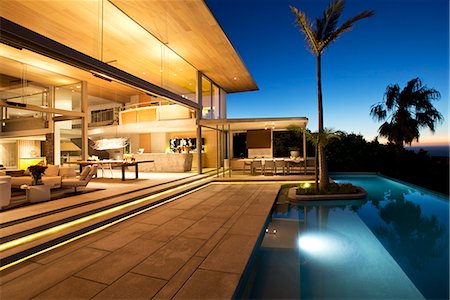 Infinity pool and modern patio Photographie de stock - Premium Libres de Droits, Code: 6113-06753893