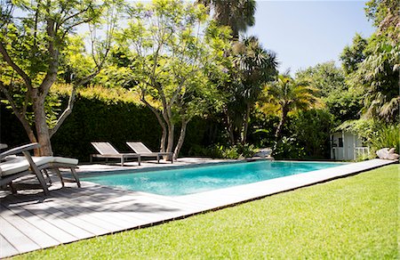 swimming pool nobody - Lawn chairs and swimming pool in backyard Photographie de stock - Premium Libres de Droits, Code: 6113-06753937