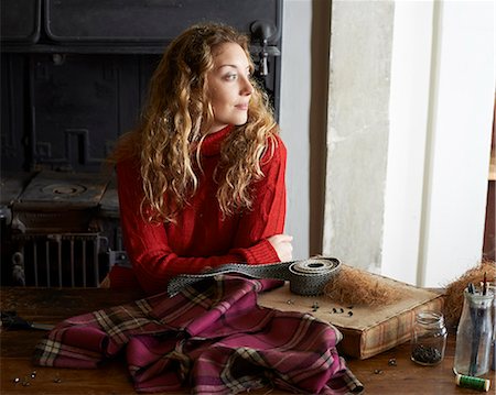 Woman with upholstery webbing and cloth Photographie de stock - Premium Libres de Droits, Code: 6113-06754184