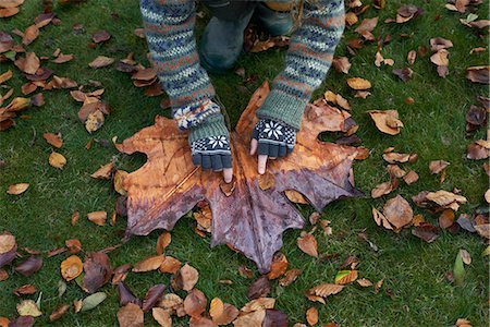 Girl playing with autumn leaves Photographie de stock - Premium Libres de Droits, Code: 6113-06720297