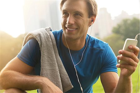 simsearch:693-07672615,k - Man listening to mp3 player in park Stock Photo - Premium Royalty-Free, Code: 6113-06720374