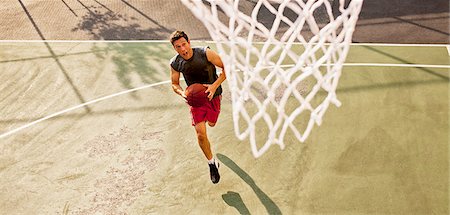 simsearch:632-06317210,k - Man playing basketball on court Foto de stock - Sin royalties Premium, Código: 6113-06720411