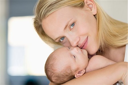 simsearch:6113-06720631,k - Mother cradling newborn baby Photographie de stock - Premium Libres de Droits, Code: 6113-06720599