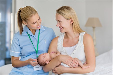 simsearch:6113-06720631,k - Mother and nurse with newborn baby Foto de stock - Sin royalties Premium, Código: 6113-06720643