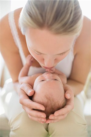 simsearch:6113-06720631,k - Mother kissing newborn baby Foto de stock - Sin royalties Premium, Código: 6113-06720648