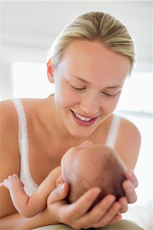 simsearch:6113-06720629,k - Mother cradling newborn baby Foto de stock - Sin royalties Premium, Código: 6113-06720653