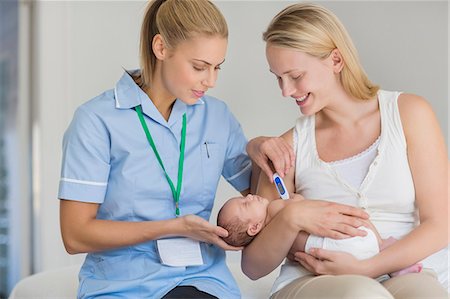 simsearch:6113-06720631,k - Mother and nurse taking newborn baby's temperature Photographie de stock - Premium Libres de Droits, Code: 6113-06720656