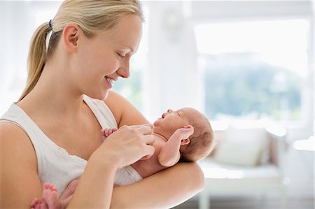 simsearch:6113-06720631,k - Mother cradling newborn baby Foto de stock - Sin royalties Premium, Código: 6113-06720659