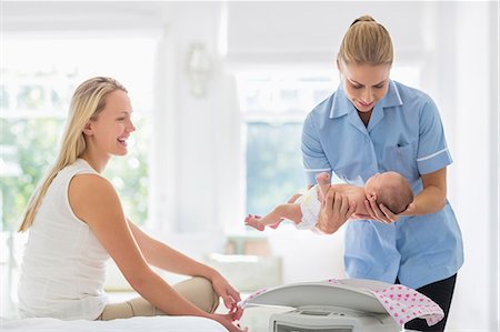 simsearch:6113-06720629,k - Nurse helping mother with newborn baby Foto de stock - Sin royalties Premium, Código: 6113-06720608
