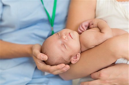 simsearch:6113-06720631,k - Nurse and mother cradling newborn baby Photographie de stock - Premium Libres de Droits, Code: 6113-06720618