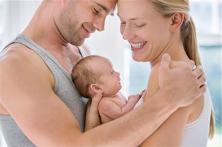 simsearch:6113-06720631,k - Parents cradling newborn baby Photographie de stock - Premium Libres de Droits, Code: 6113-06720633