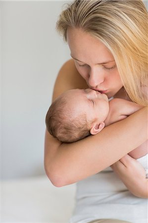 simsearch:6113-06720631,k - Mother kissing newborn baby Photographie de stock - Premium Libres de Droits, Code: 6113-06720631