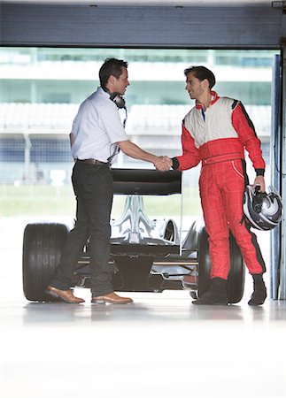 simsearch:6113-06720852,k - Racer and manager shaking hands in garage Foto de stock - Sin royalties Premium, Código: 6113-06720769