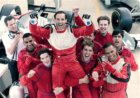 simsearch:6113-06720852,k - Racer and team cheering in garage Foto de stock - Sin royalties Premium, Código: 6113-06720848