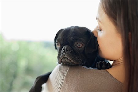 simsearch:6113-06720984,k - Girl kissing dog on shoulder Foto de stock - Sin royalties Premium, Código: 6113-06720868