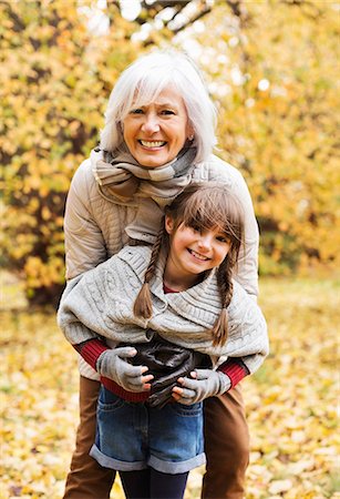 Woman and granddaughter hugging in park Foto de stock - Sin royalties Premium, Código: 6113-06721267