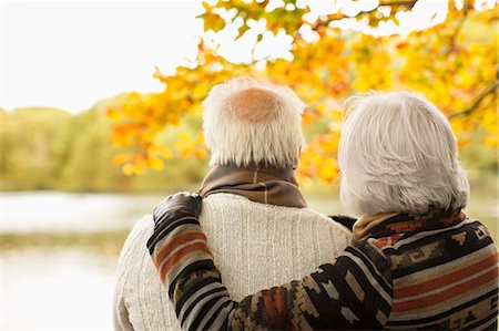 Older couple hugging in park Photographie de stock - Premium Libres de Droits, Code: 6113-06721292