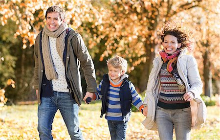 running in the fall - Family walking together in park Foto de stock - Sin royalties Premium, Código: 6113-06721231