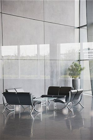 Chairs and table in office lobby area Foto de stock - Sin royalties Premium, Código: 6113-06721400