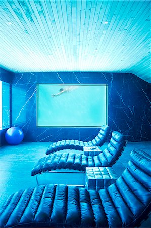 Room view of woman swimming underwater Foto de stock - Sin royalties Premium, Código: 6113-06898755