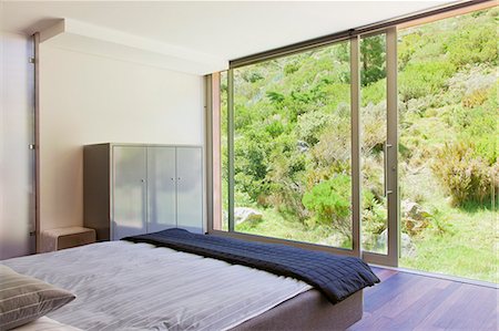 simsearch:6113-06898734,k - Modern bedroom with glass sliding doors Photographie de stock - Premium Libres de Droits, Code: 6113-06898759